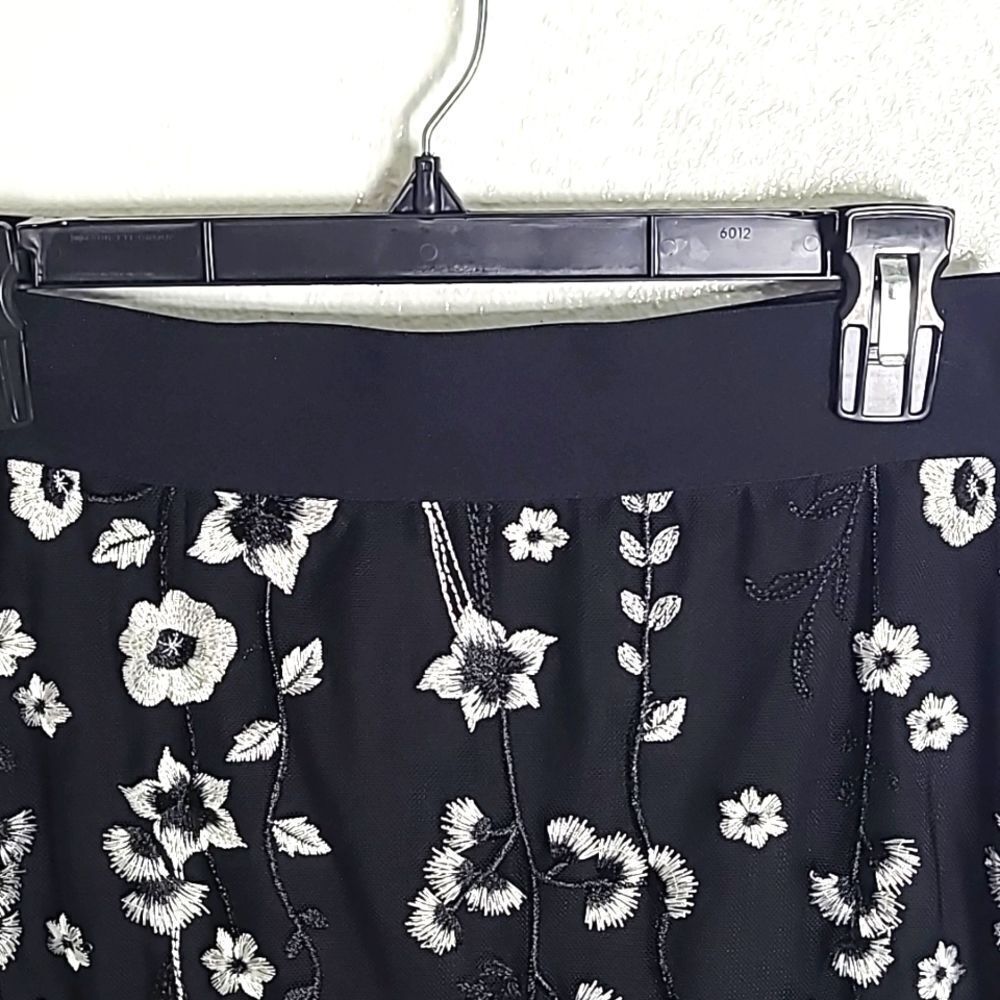 Thalia Sodi Black Midi-Skirt, White Embroidered Flowers, Sheer Ruffle, Sz 8 - Picture 2 of 8